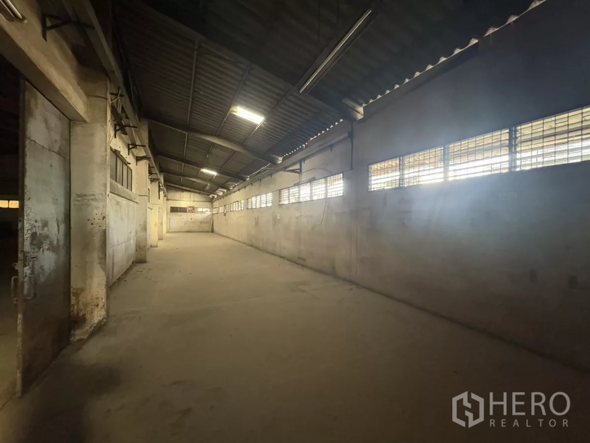คลังสินค้า ให้เช่าในKhlong Toei, Bangkok - พื้นที่เก็บของโล่ง หลังคาเมทัลชีทสูง หน้าต่างเหล็กดัด และพื้นคอนกรีตเรียบ