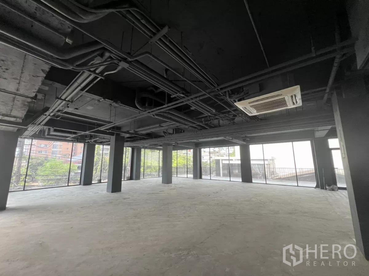 Retail Space for rent in Watthana, Bangkok - Large area with floor-to-ceiling windows on two sides and minimal columns.