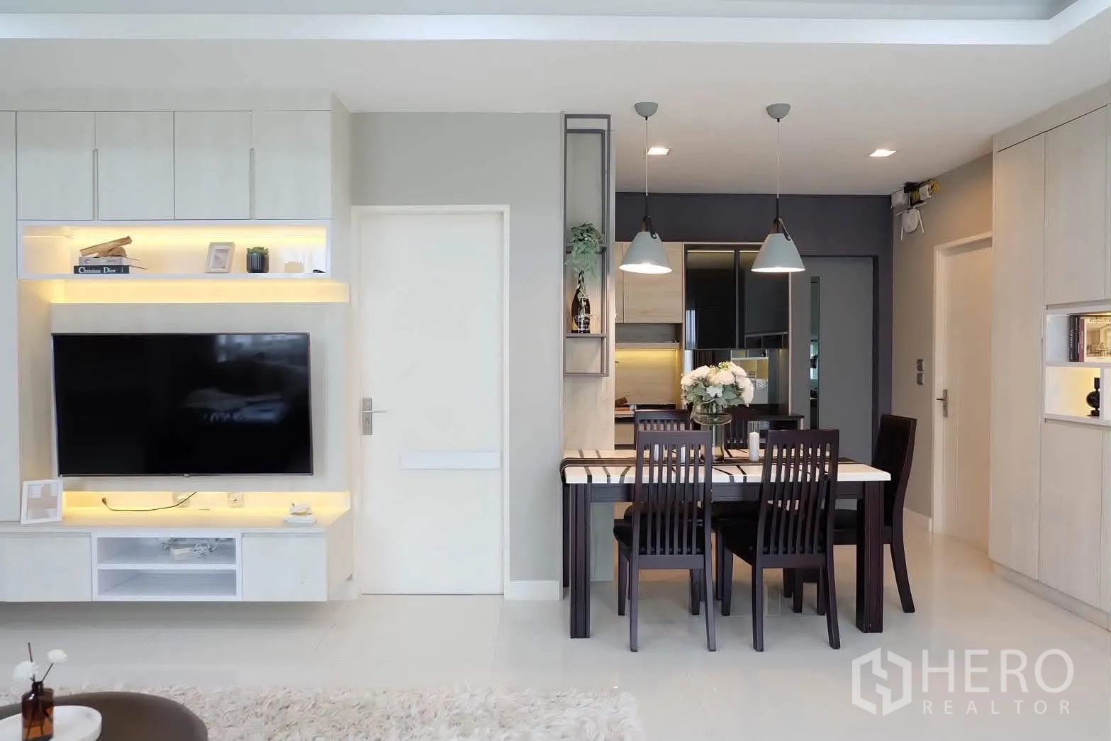 บ้านเดี่ยว for rent in Bang Phli, Samut Prakan - ผนังทีวีบิวท์อินข้างโต๊ะทานอาหารและโคมไฟแขวน