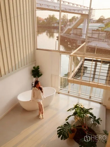 联排别墅 出租在Khlong Toei, Bangkok - 挑高中庭配独立浴缸与落地窗，面向运河景观，靠近BTS On Nut的联排别墅。