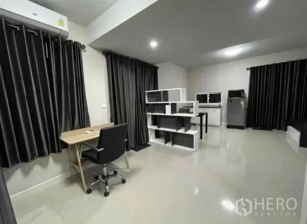带办公室的家 出租在Samut Prakan - 开放式工作区，书桌转椅与置物架，亮面地砖，非常适合居家办公。