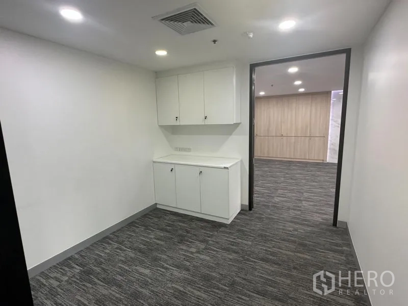 办公空间 出租在Khlong Toei, Bangkok - 小型杂物间带柜，通向更大的办公室。