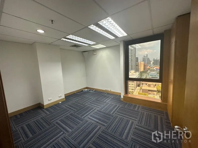 办公空间 出租在Khlong Toei, Bangkok - 小型独立办公室，蓝色地毯与采光窗