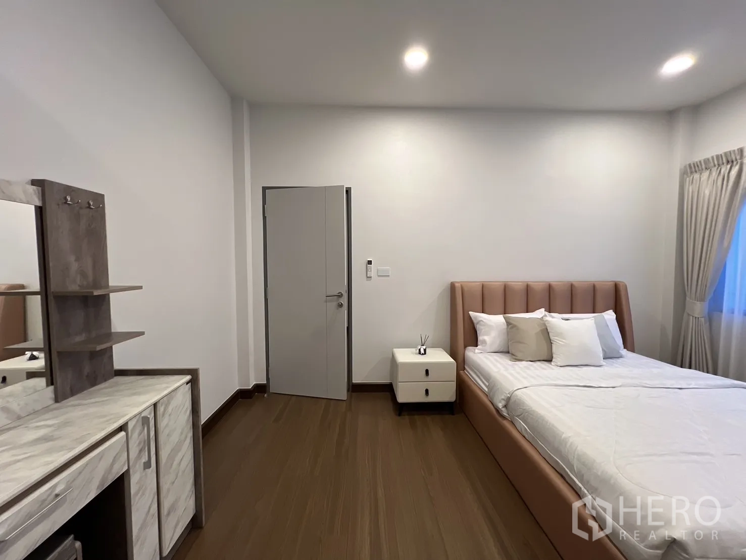 Detached House for rent in Bang Phli, Samut Prakan - Bedroom perspective showing bed, nightstand and wall-mounted shelves.