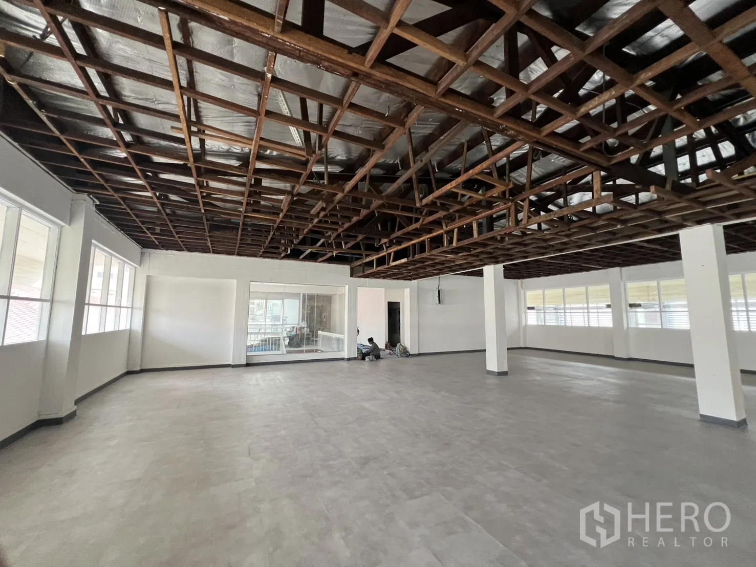 办公空间 出租在Watthana, Bangkok - 开放式办公区配玻璃隔间，可作会议室或接待区。