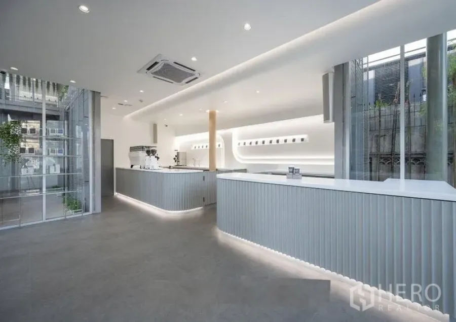 Retail Space for rent in Khlong Toei, Bangkok - Minimalist shop interior with twin counters, LED strip lighting, ceiling cassette air-conditioning and large windows.