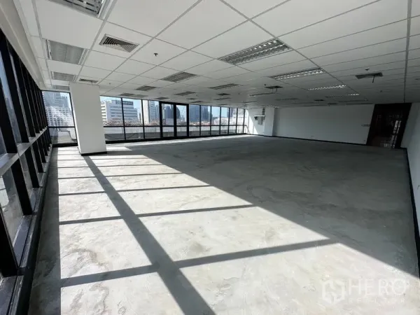 办公空间 出租在Watthana, Bangkok - 阳光充沛的工作区，吊顶灯具与空调风口，配落地玻璃。