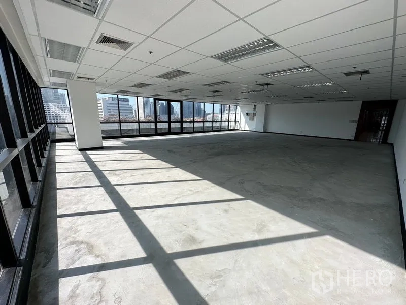办公空间 出租在Watthana, Bangkok - 阳光充沛的工作区，吊顶灯具与空调风口，配落地玻璃。