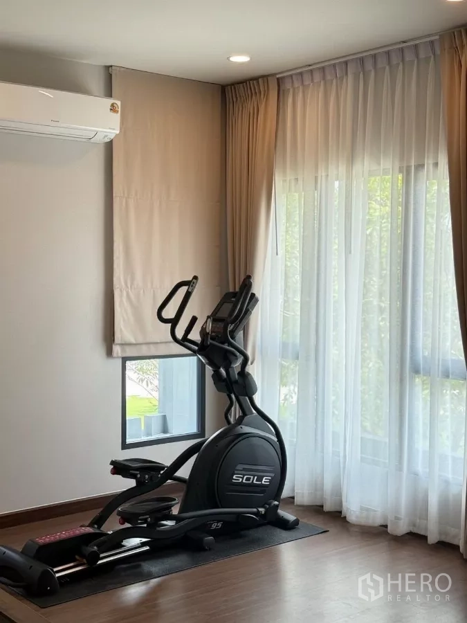 独立式住宅 出租在Bang Phli, Samut Prakan - 多功能房布置为家庭健身区，椭圆机靠窗