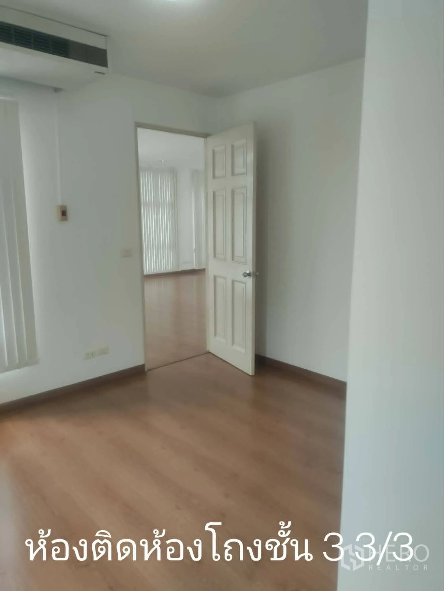 家庭办公室 for rent in Lat Phrao, Bangkok - 小房间连接更大空间，木地板、白色墙面。