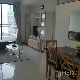 公寓 出租在Watthana, Bangkok - 开放式客厅配餐桌、电视柜，临阳台望城景。