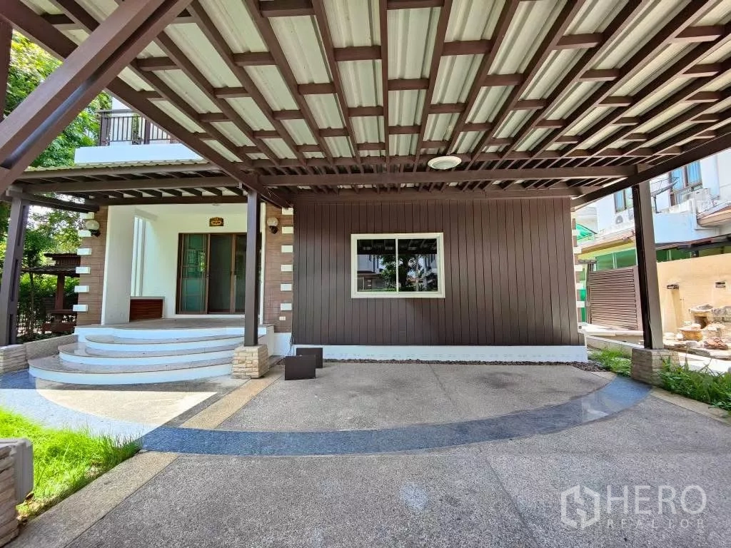 独立式住宅 出租或出售在Mueang Nonthaburi, Nonthaburi - 带顶停车位与前廊，木梁结构，防滑地面与侧门入口。