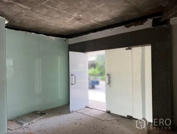 Retail Space for rent in Watthana, Bangkok - Glass double-door entrance with metal frame opening to the street from the retail unit.