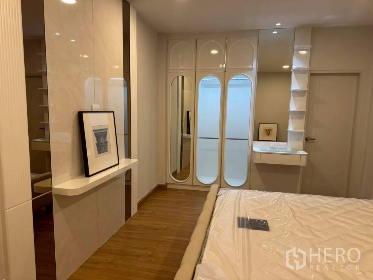 บ้าน ให้เช่าในBang Phli, Samut Prakan - ห้องนอนใหญ่ตู้เสื้อผ้าบิลท์อินกระจกโค้ง ผนังตกแต่ง และโต๊ะเครื่องแป้ง