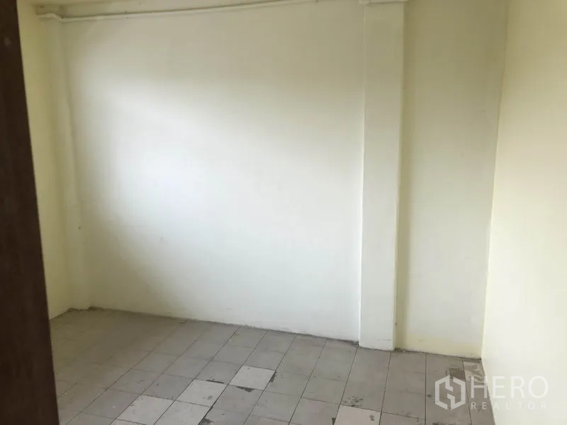 带办公室的家 出租或出售在Huai Khwang, Bangkok - 简洁白色小房，瓷砖地面，适合储物或独立办公。