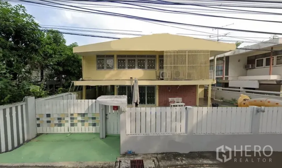 带办公室的家 出租在Huai Khwang, Bangkok - 曼谷Huai Khwang两层家庭式办公楼，白色围栏与大门，前院车道与阳台。
