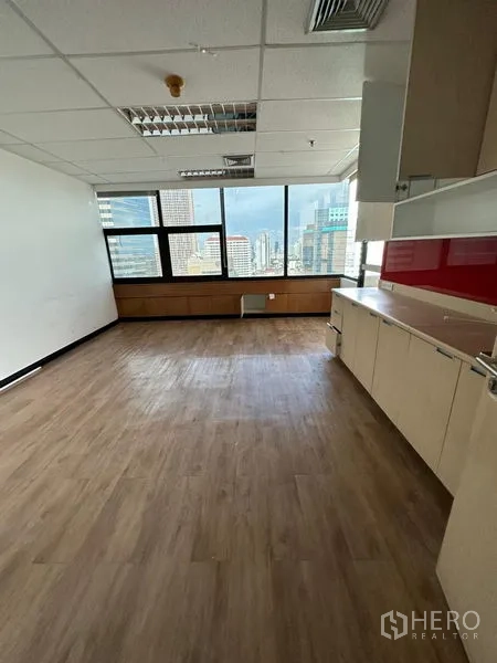 办公空间 出租在Bangkok - 独立办公室或茶水间，木质地板与内置柜体，享城市景观。
