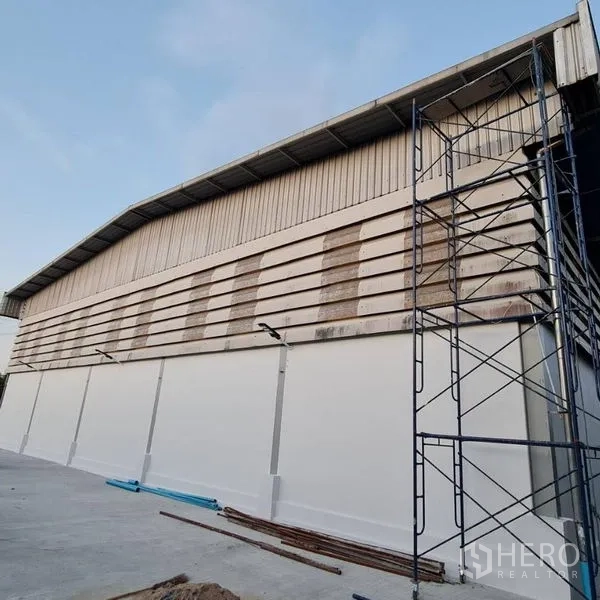 货栈 出租在Prawet, Bangkok - 仓库侧立面，通风百叶与外部脚手架