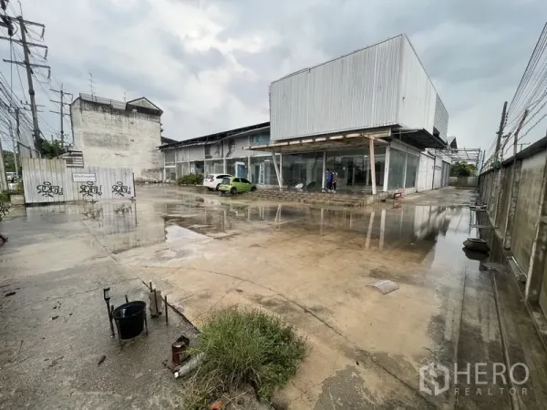คลังสินค้า ให้เช่าในPrawet, Bangkok - ลานคอนกรีตกว้างหน้าโกดังพร้อมอาคารสำนักงานกระจก