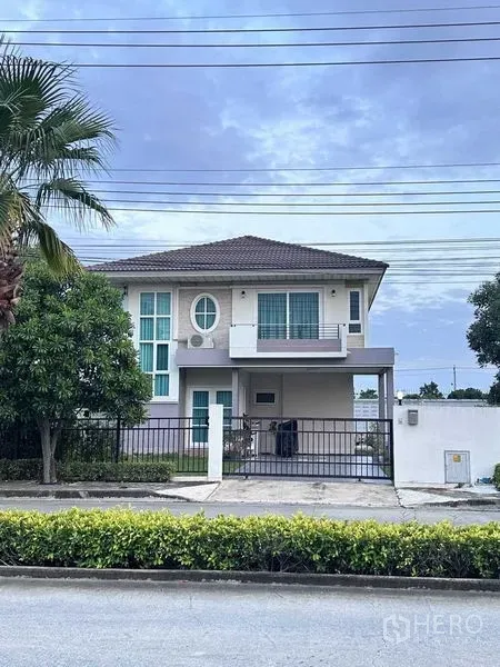 独立式住宅 出售在Bang Sao Thong, Samut Prakan - 白天街景：现代两层独栋住宅，前庭与大门