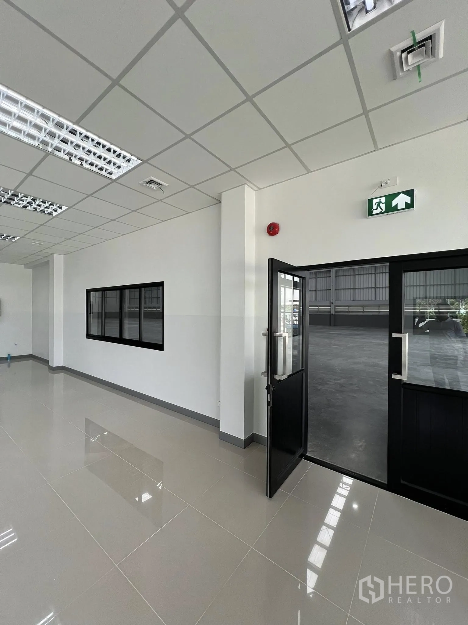 โกดัง for rent in Phra Pradaeng, Samut Prakan - ทางเข้าออฟฟิศพร้อมป้ายทางออกฉุกเฉิน เชื่อมสู่พื้นที่โกดัง