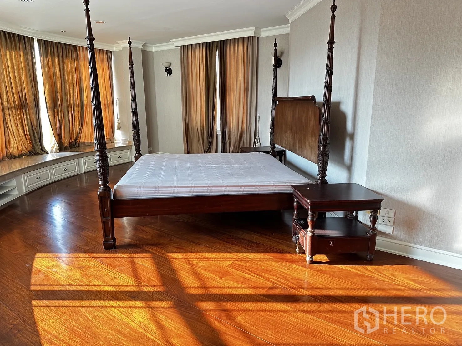 Detached House for rent in Chatuchak, Bangkok - Sunlit bedroom featuring a four-poster bed and warm teak flooring.