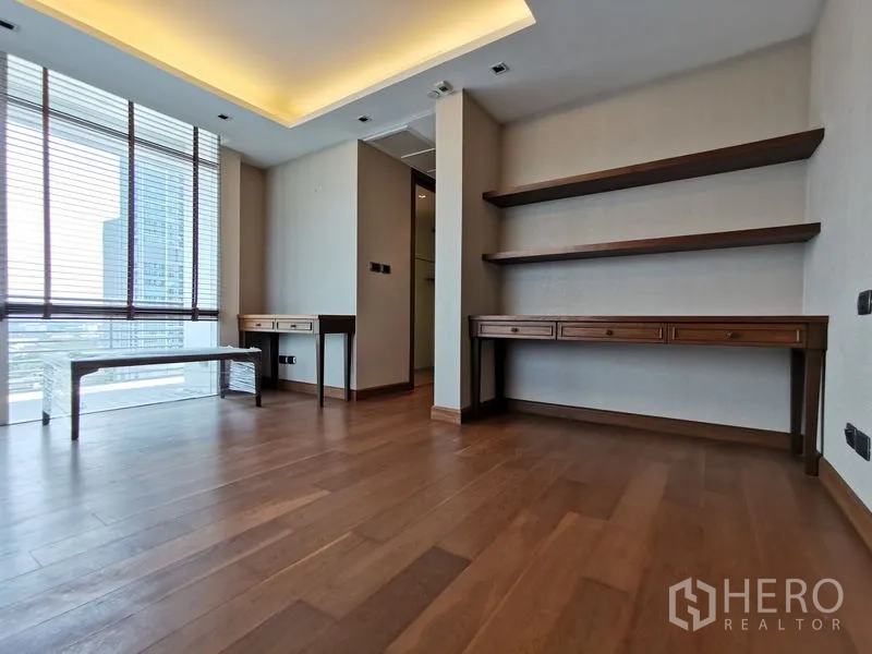 Condominium for rent or sale in Phaya Thai, Bangkok - Bright study area with floor-to-ceiling windows, city view, floating shelves, and wood floors.