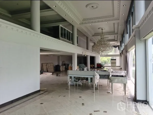 带办公室的家 出租或出售在Huai Khwang, Bangkok - 宽敞开放式室内空间，水晶吊灯、夹层与装饰立柱