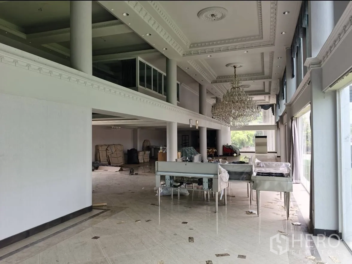 带办公室的家 出租或出售在Huai Khwang, Bangkok - 宽敞开放式室内空间，水晶吊灯、夹层与装饰立柱