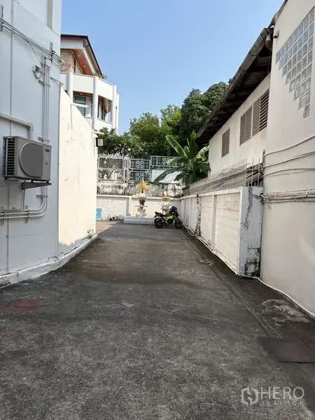 办公空间 出租在Khlong Toei, Bangkok - 楼侧通道与车道，适合车辆通行与装卸。