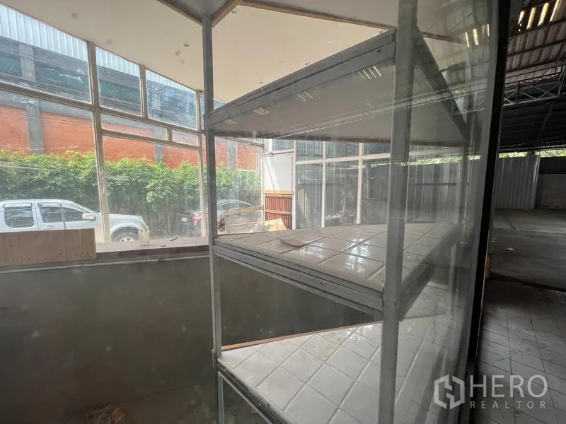 คลังสินค้า ให้เช่าในKhlong Toei, Bangkok - ชั้นกระจกวางของข้างหน้าต่างบานใหญ่บริเวณทางเข้าโกดัง