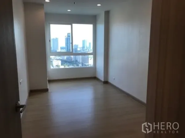 公寓 出售在Yan Nawa, Bangkok - 宽敞卧室，木地板，大窗户可欣赏曼谷天际线。