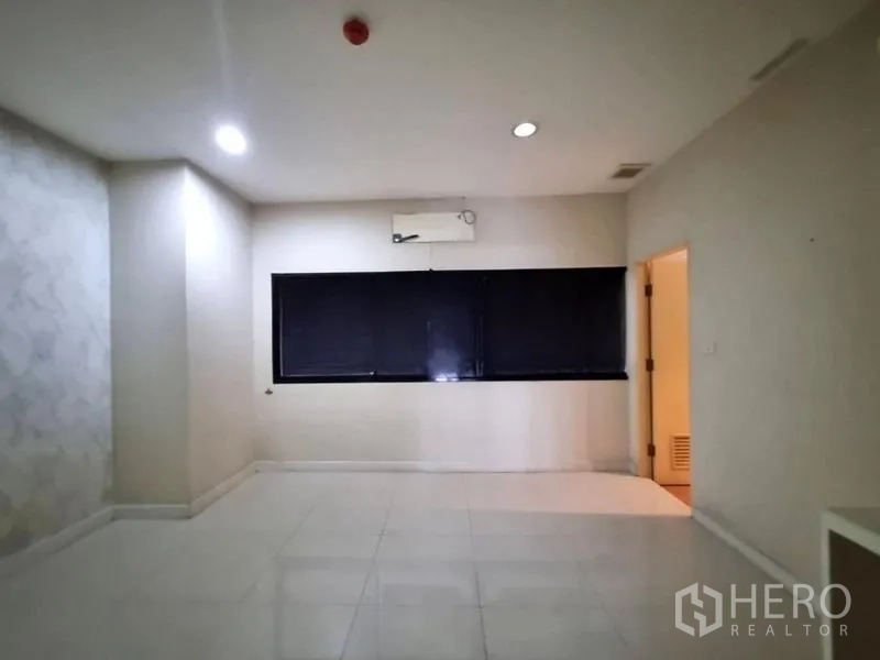 店屋 出租在Watthana, Bangkok - 办公室，配深色遮光窗帘与侧门。