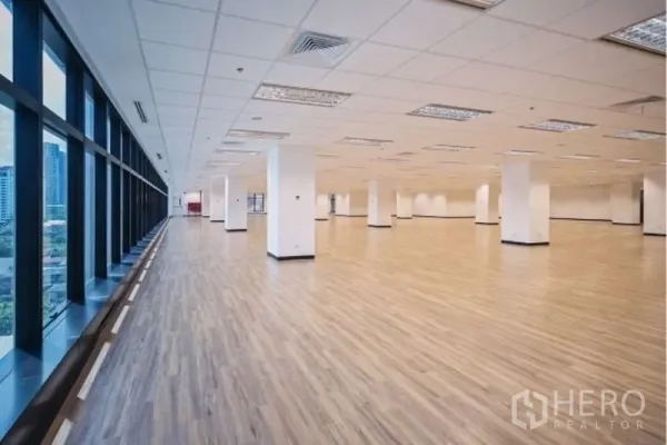 办公空间 出租在Phaya Thai, Bangkok - 宽敞开放式办公室，木纹地板，格栅吊顶与明亮灯光，一整面落地窗可观城市景致。