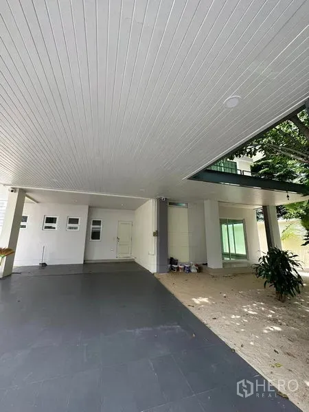 独立式住宅 出售在Prawet, Bangkok - 大型有顶车棚与庭院，位于曼谷帕拉威的独栋住宅。