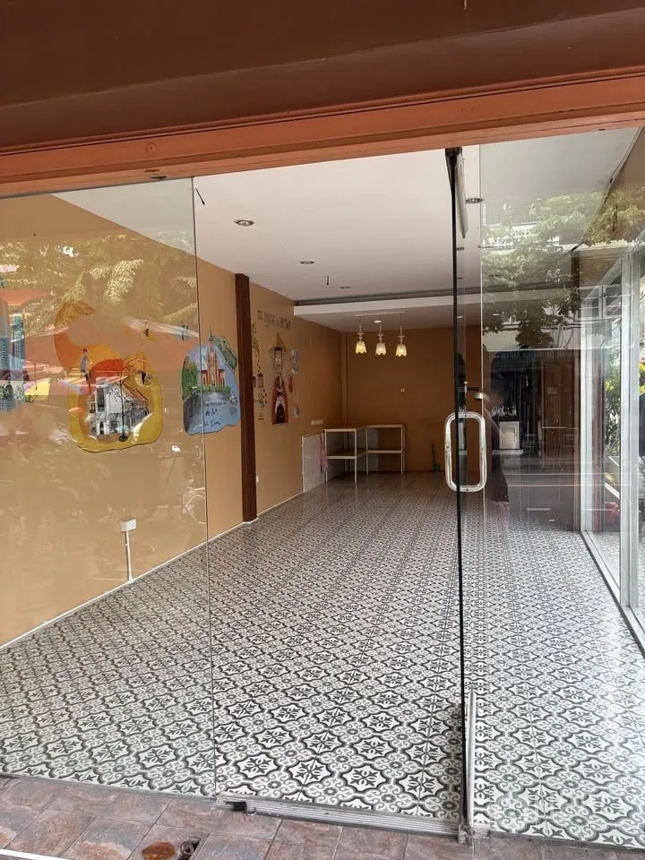 零售空间 for rent in Sathon, Bangkok - 透明双开玻璃门通向铺面，地面为装饰花纹瓷砖。