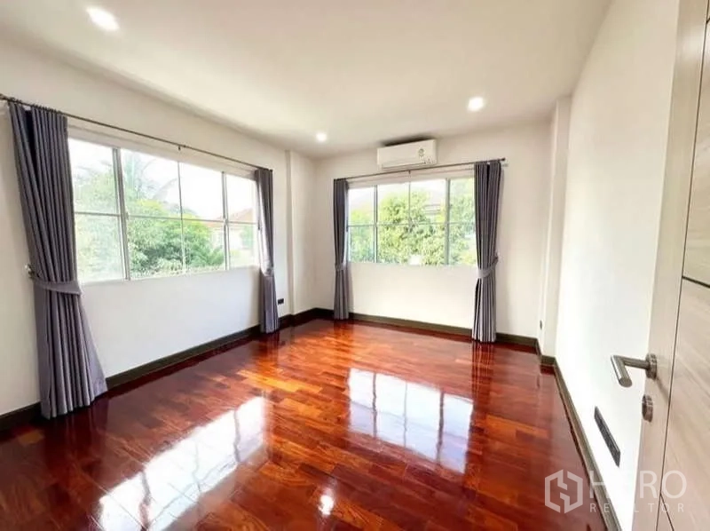 บ้าน ให้เช่าในPhasi Charoen, Bangkok - ห้องนอนมุมบ้านโปร่งโล่ง มีหน้าต่างสองด้านและเครื่องปรับอากาศ