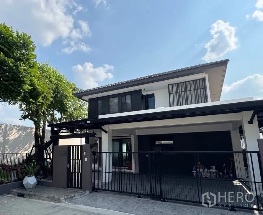 Detached House for rent in Bang Phli, Samut Prakan - Modern two-story detached house facade with gated entrance and covered parking.