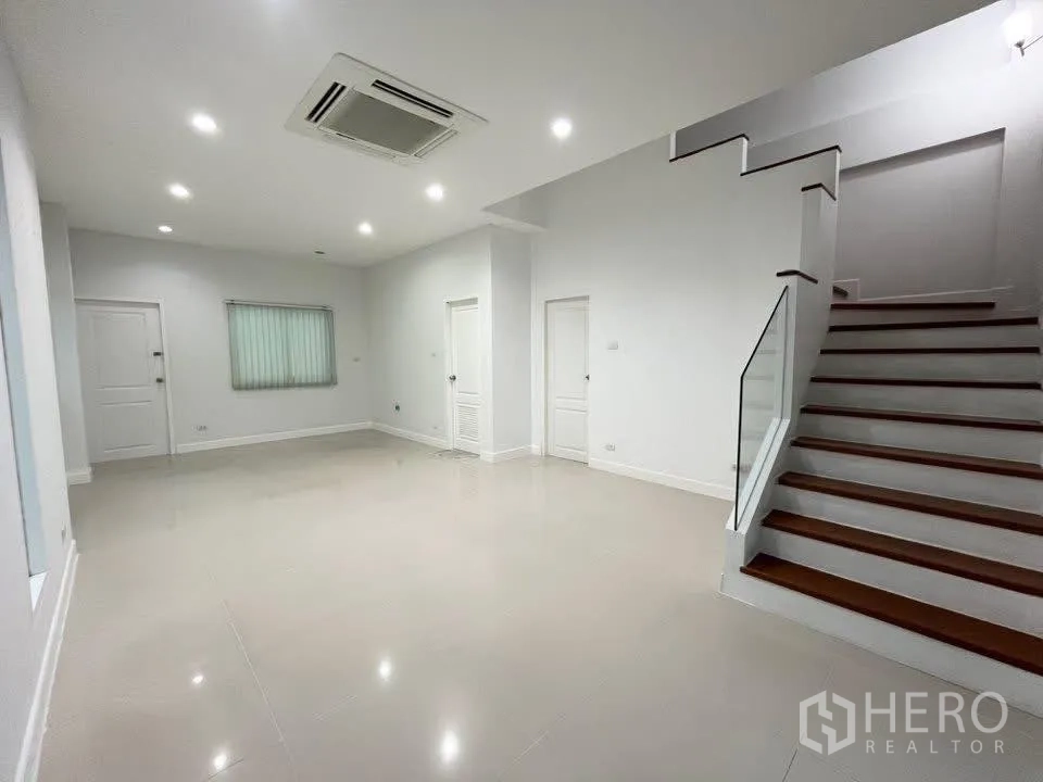 Home Office for rent in Bueng Kum, Bangkok - Ground-floor lobby or showroom with high ceiling, cassette AC and staircase