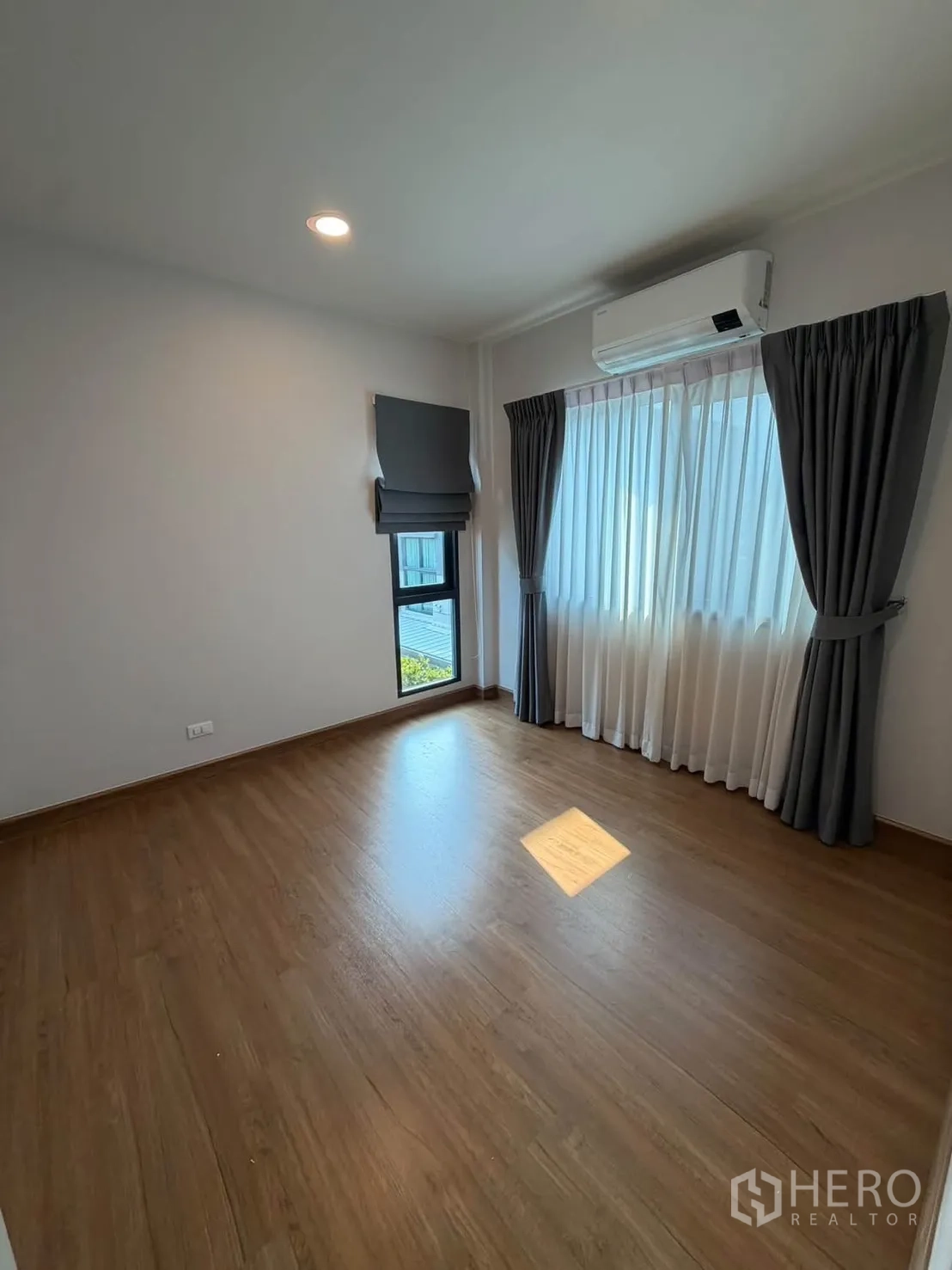 独栋房屋 for rent in Bang Phli, Samut Prakan - 空置卧室，木地板、空调与落地窗帘。