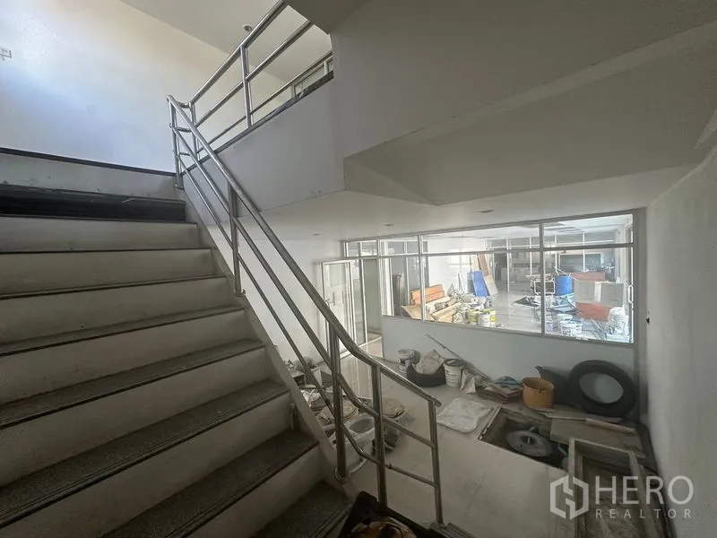 คลังสินค้า ให้เช่าในSaphan Sung, Bangkok - บันไดภายในราวสแตนเลส มองเห็นพื้นที่เวิร์กช็อปและเก็บของ