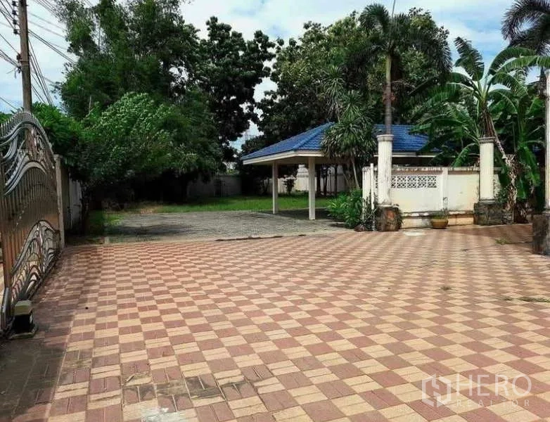 บ้าน ขายในPrawet, Bangkok - ลานกระเบื้องลายตารางติดประตูรั้ว พร้อมศาลา/โรงจอดรถมีหลังคา