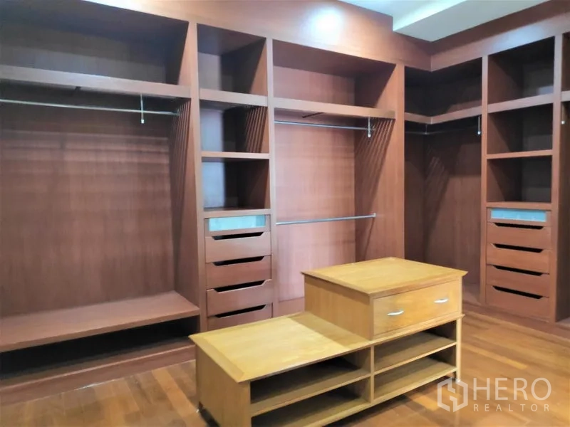บ้าน ให้เช่าในWatthana, Bangkok - ห้องแต่งตัวแบบวอล์คอิน งานไม้บิลต์อินพร้อมชั้นลิ้นชักและไอส์แลนด์กลางห้อง