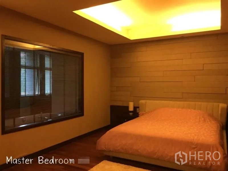 คอนโด ให้เช่าในSathon, Bangkok - ห้องนอนหลักผนังไฮไลต์ เพดานซ่อนไฟ และเตียงบุนุ่ม