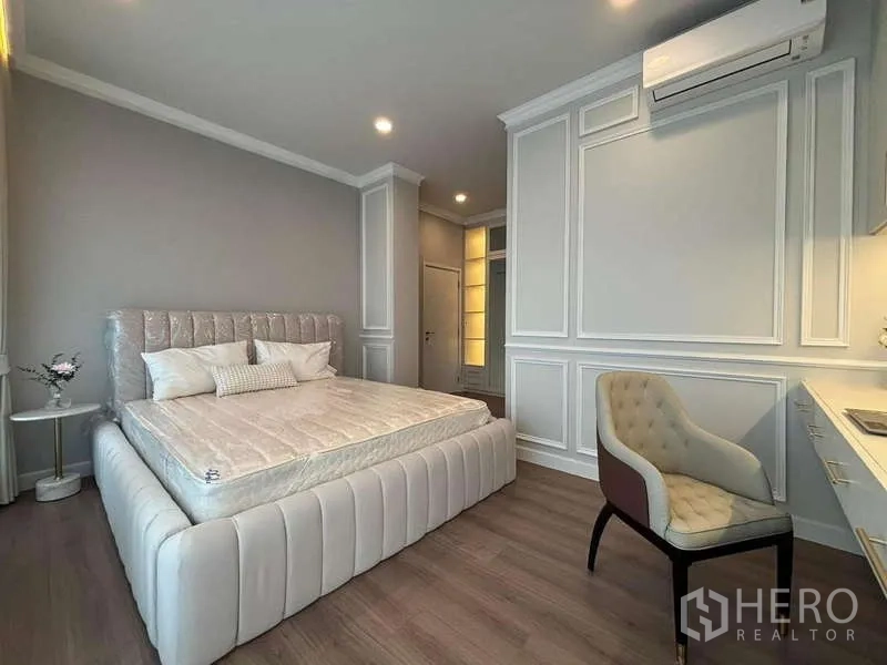 บ้าน ให้เช่าในBang Phli, Samut Prakan - ห้องนอนสว่าง เตียงบุผ้า โต๊ะบิวท์อิน และผนังคิ้วบัว