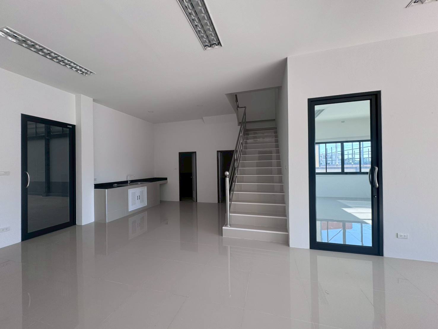 โรงงาน ขายในMueang Samut Sakhon, Samut Sakhon - สำนักงานชั้นล่าง มีเคาน์เตอร์แพนทรี บันไดขึ้นชั้นบน และประตูกระจก