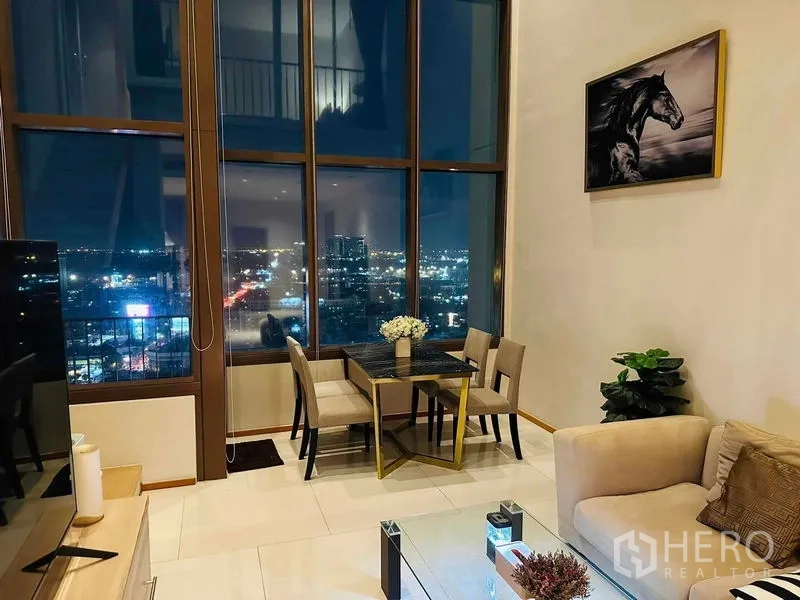 公寓 出租在Bangkok - 四人餐区，靠落地窗享全景夜景