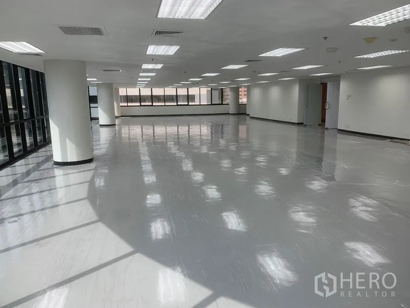 Office Space for rent in Bang Rak, Bangkok - Corner workspace featuring wraparound windows, central air‑conditioning and open layout.