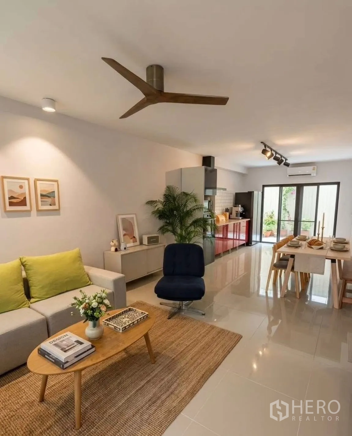 ทาวน์เฮาส์ for rent in Suan Luang, Bangkok - โซนรับแขกและทานอาหารแบบโอเพ่นสเปซพร้อมโซฟา พรม โต๊ะทานอาหาร และตู้ครัว