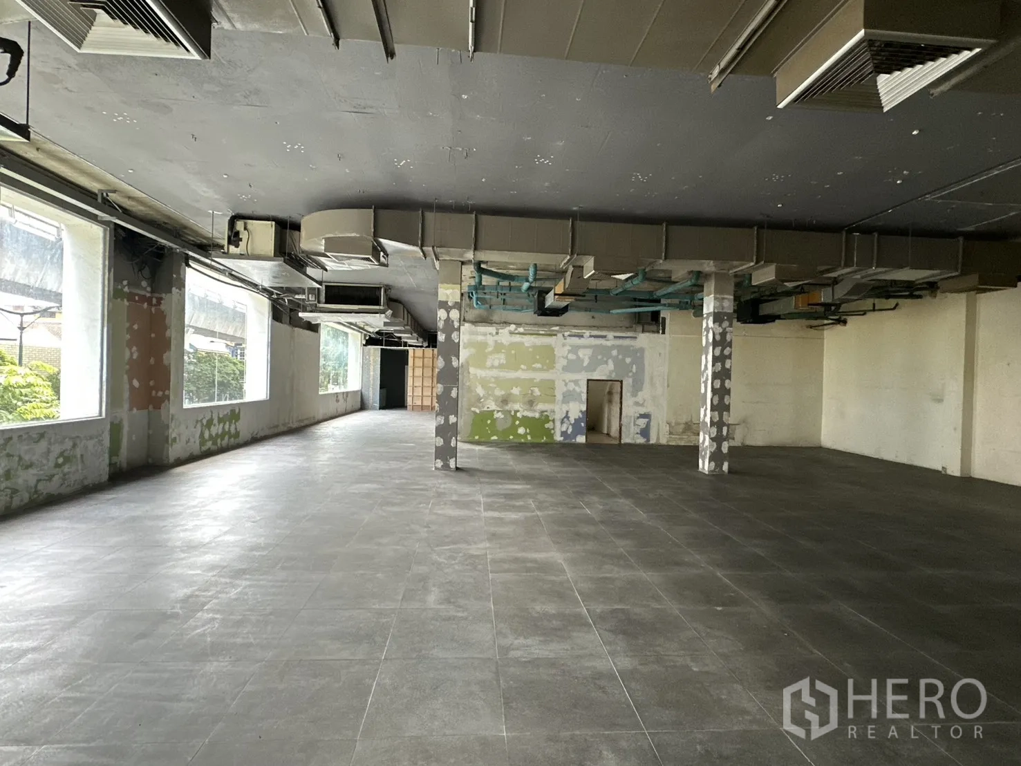 พื้นที่ขายของ for rent in Watthana, Bangkok - พื้นที่ยาวมีหน้าต่างบานใหญ่หลายจุด พร้อมท่อลมแอร์เหนือศีรษะ.